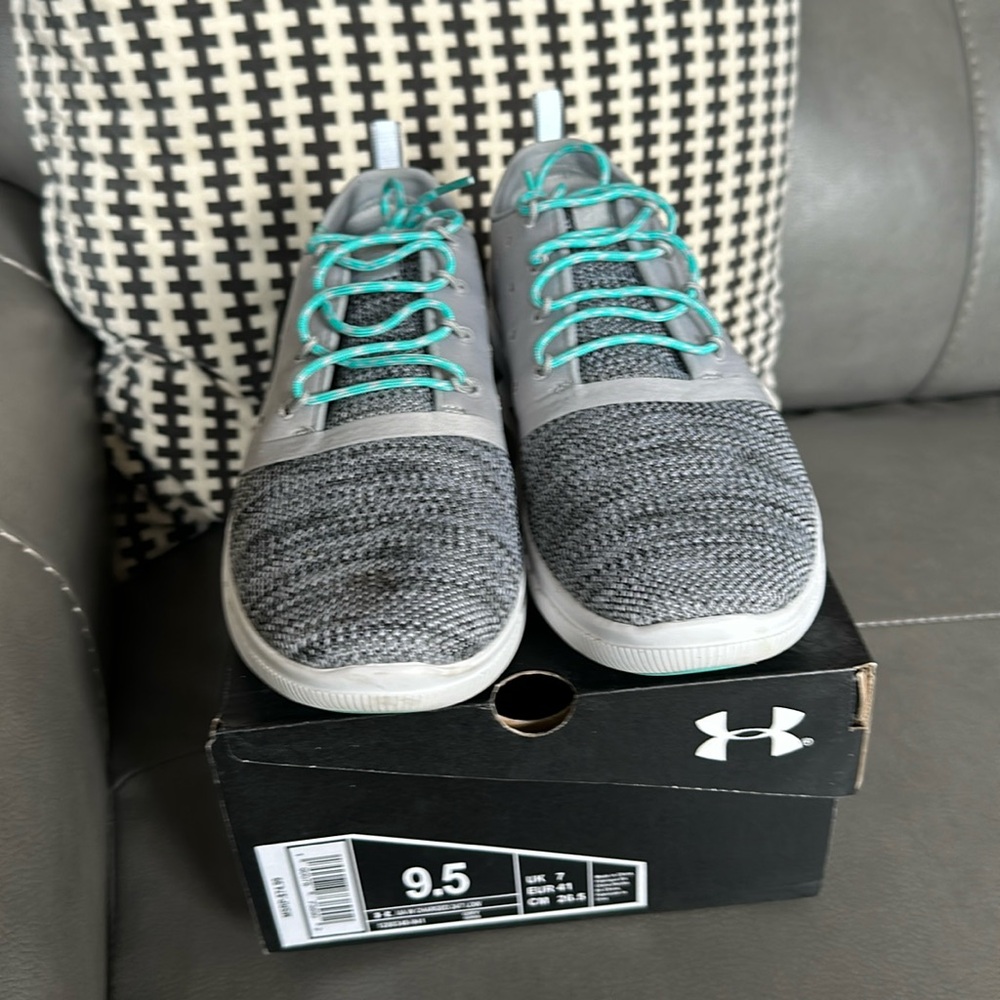 Women’s Under Armor Charged 24/7 low, Sz 9.5